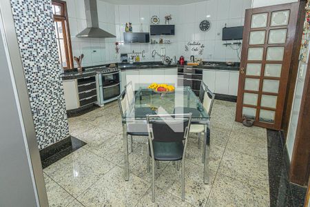 Casa à venda com 459m², 4 quartos e 4 vagasCozinha