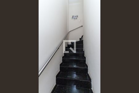 Casa à venda com 72m², 2 quartos e 2 vagas Casa à venda com 72m², 2 quartos e 2 vagasEscada