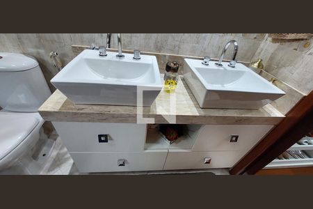 Casa à venda com 298m², 3 quartos e 6 vagas Casa à venda com 298m², 3 quartos e 6 vagasBanheiro