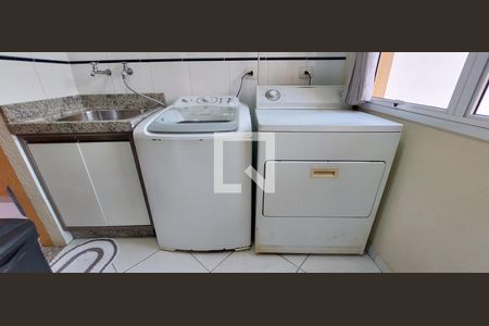 Casa à venda com 298m², 3 quartos e 6 vagas Casa à venda com 298m², 3 quartos e 6 vagasÁrea de Serviço