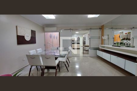 Casa à venda com 298m², 3 quartos e 6 vagas Casa à venda com 298m², 3 quartos e 6 vagasSala de Jantar