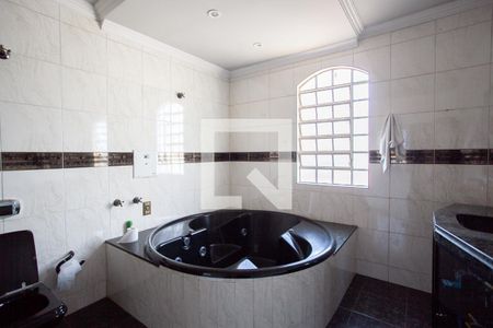 Casa à venda com 300m², 6 quartos e 4 vagasBanheiro Suíte 2 - 2º andar