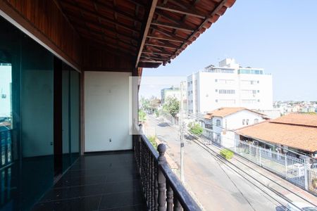 Casa à venda com 300m², 6 quartos e 4 vagasVaranda Espaço de Jogos