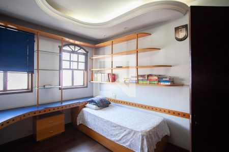 Casa à venda com 300m², 6 quartos e 4 vagasQuarto 2 - 1º andar