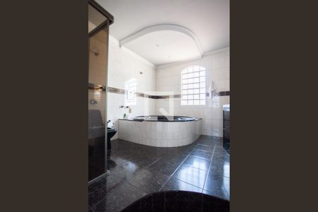 Casa à venda com 300m², 6 quartos e 4 vagasBanheiro Suíte 2 - 2º andar