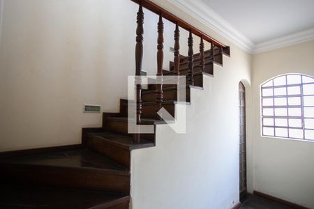 Casa à venda com 300m², 6 quartos e 4 vagasEscada 