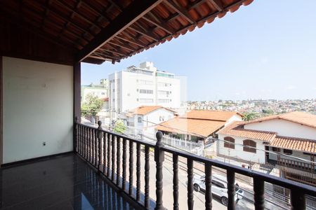 Casa à venda com 300m², 6 quartos e 4 vagasVaranda Espaço de Jogos