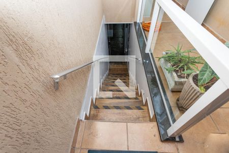 Casa à venda com 322m², 3 quartos e 2 vagasEscada para o escritório 