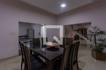 Casa à venda com 390m², 4 quartos e 4 vagas Casa à venda com 390m², 4 quartos e 4 vagasSala de jantar