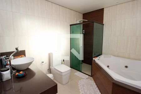 Casa à venda com 330m², 6 quartos e 4 vagasBanheiro do Quarto 4