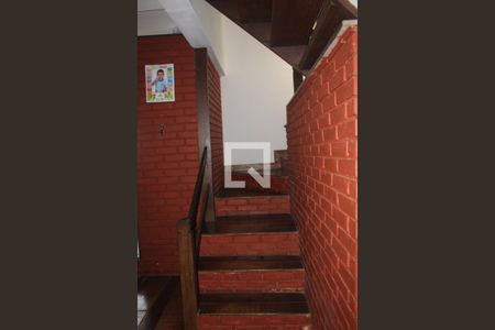 Casa à venda com 330m², 3 quartos e 3 vagasEscada com acesso aos quartos