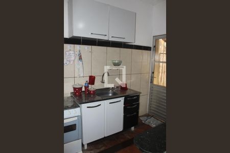 Casa à venda com 330m², 3 quartos e 3 vagasPia e armários com acesso a área de fundo