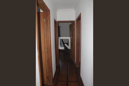 Casa à venda com 330m², 3 quartos e 3 vagasCorredor de acesso aos quartos