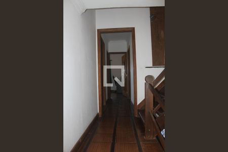 Casa à venda com 330m², 3 quartos e 3 vagasCorredor de acesso aos quartos