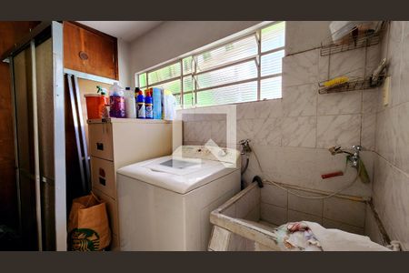 Casa à venda com 237m², 3 quartos e 3 vagas Casa à venda com 237m², 3 quartos e 3 vagasLavanderia