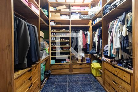 Casa à venda com 240m², 3 quartos e 2 vagas Casa à venda com 240m², 3 quartos e 2 vagasCloset da Suíte
