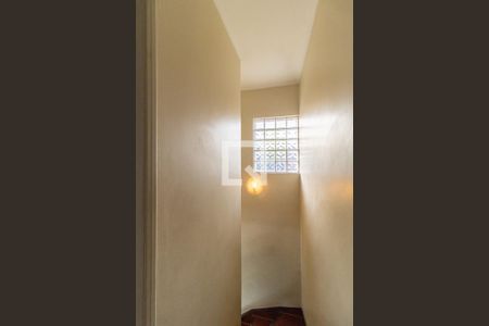 Casa à venda com 240m², 3 quartos e 2 vagas Casa à venda com 240m², 3 quartos e 2 vagasEscada