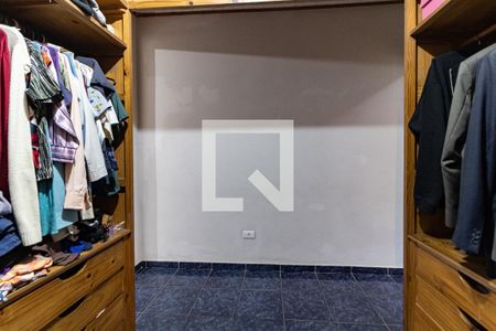 Casa à venda com 240m², 3 quartos e 2 vagas Casa à venda com 240m², 3 quartos e 2 vagasCloset da Suíte