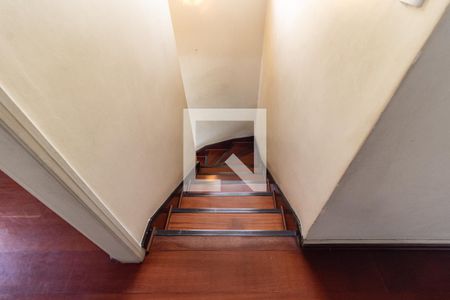 Casa à venda com 240m², 3 quartos e 2 vagas Casa à venda com 240m², 3 quartos e 2 vagasEscada
