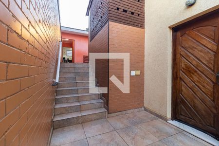 Casa à venda com 240m², 3 quartos e 2 vagas Casa à venda com 240m², 3 quartos e 2 vagasEscada