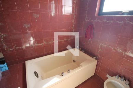 Casa à venda com 235m², 3 quartos e 3 vagasBanheiro da Suíte