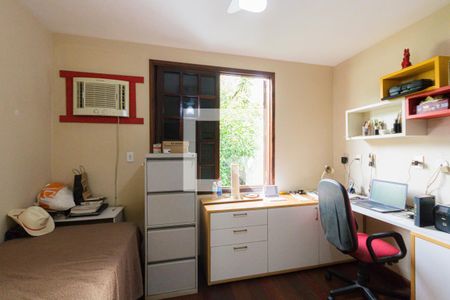 Casa de condomínio à venda com 491m², 4 quartos e 2 vagas Casa de condomínio à venda com 491m², 4 quartos e 2 vagasQuarto 1