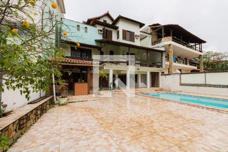 Casa de condomínio à venda com 491m², 4 quartos e 2 vagas Casa de condomínio à venda com 491m², 4 quartos e 2 vagasFachada