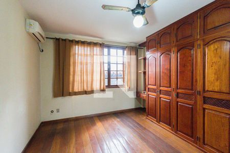 Casa de condomínio à venda com 491m², 4 quartos e 2 vagas Casa de condomínio à venda com 491m², 4 quartos e 2 vagasQuarto 4 - Suíte