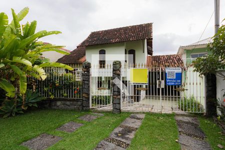 Casa de condomínio à venda com 491m², 4 quartos e 2 vagas Casa de condomínio à venda com 491m², 4 quartos e 2 vagasFachada