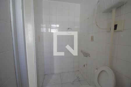 Banheiro de apartamento à venda com 1 quarto, 44m² em Passo da Areia, Porto Alegre