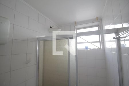 Banheiro de apartamento à venda com 1 quarto, 44m² em Passo da Areia, Porto Alegre