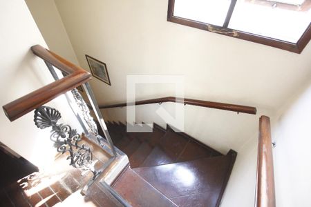 Casa à venda com 300m², 3 quartos e 4 vagasEscada