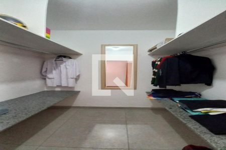 Casa à venda com 263m², 6 quartos e 4 vagasCloset da suíte