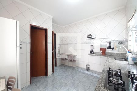 Casa à venda com 263m², 6 quartos e 4 vagasCozinha 