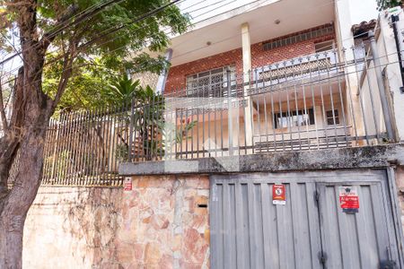 Casa à venda com 241m², 5 quartos e 2 vagasFachada