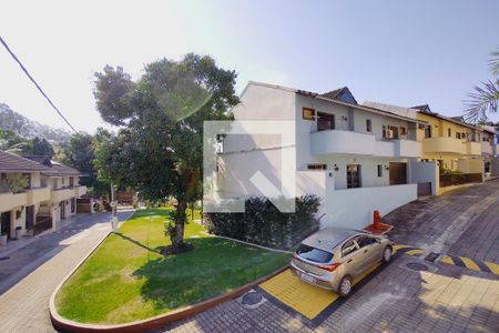 Casa à venda com 169m², 4 quartos e 2 vagas Casa à venda com 169m², 4 quartos e 2 vagasCondomínio
