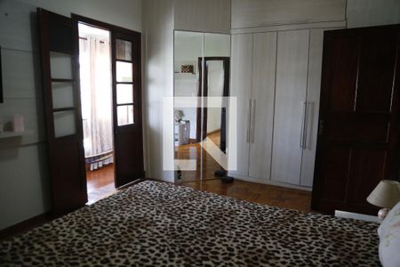 Casa à venda com 200m², 4 quartos e 2 vagasSuíte