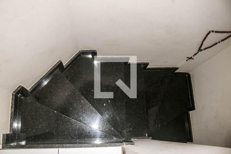 Casa de condomínio para alugar com 200m², 4 quartos e 4 vagas Casa de condomínio para alugar com 200m², 4 quartos e 4 vagasEscada