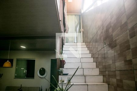 Casa de condomínio para alugar com 200m², 4 quartos e 4 vagas Casa de condomínio para alugar com 200m², 4 quartos e 4 vagasEscada
