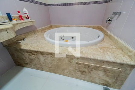 Casa à venda com 338m², 3 quartos e 2 vagasBanheiro da Suíte 1 - Banheira