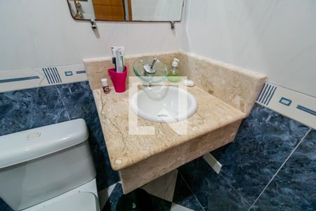 Casa à venda com 338m², 3 quartos e 2 vagasBanheiro da Suíte 2 - Pia