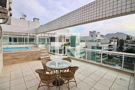 Apartamento à venda com 180m², 3 quartos e 2 vagas Apartamento à venda com 180m², 3 quartos e 2 vagasPiscina