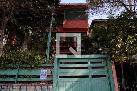 Casa à venda com 200m², 4 quartos e 2 vagas Casa à venda com 200m², 4 quartos e 2 vagasFachada