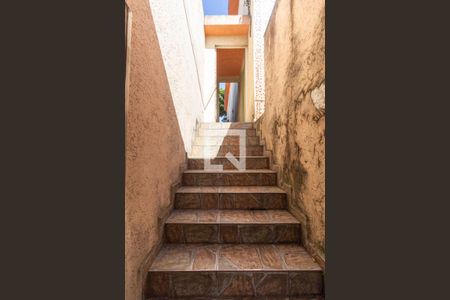 Casa à venda com 225m², 4 quartos e 2 vagas Casa à venda com 225m², 4 quartos e 2 vagasEscada