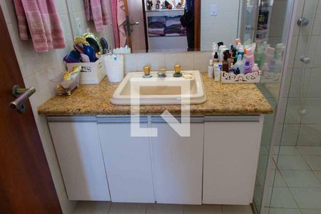 Casa de condomínio à venda com 208m², 4 quartos e 5 vagas Casa de condomínio à venda com 208m², 4 quartos e 5 vagasBanheiro Social