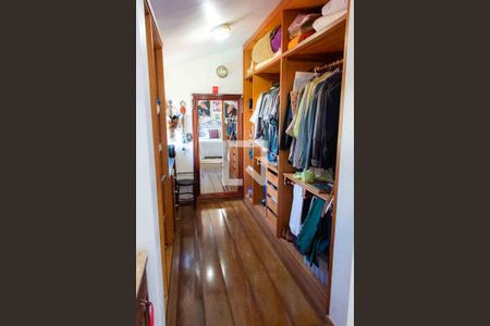 Casa de condomínio à venda com 208m², 4 quartos e 5 vagas Casa de condomínio à venda com 208m², 4 quartos e 5 vagasCloset da Suíte