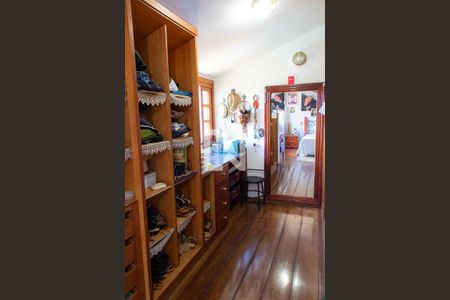 Casa de condomínio à venda com 208m², 4 quartos e 5 vagas Casa de condomínio à venda com 208m², 4 quartos e 5 vagasCloset da Suíte