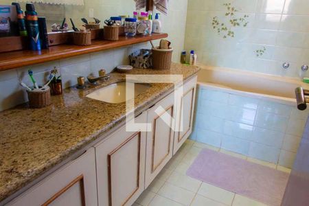 Casa de condomínio à venda com 208m², 4 quartos e 5 vagas Casa de condomínio à venda com 208m², 4 quartos e 5 vagasBanheiro da Suíte