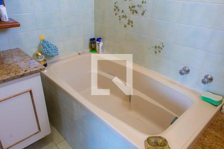 Casa de condomínio à venda com 208m², 4 quartos e 5 vagas Casa de condomínio à venda com 208m², 4 quartos e 5 vagasBanheiro da Suíte