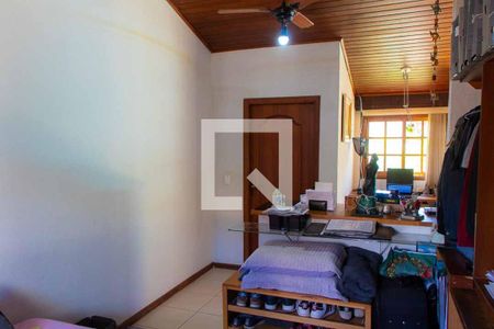 Casa de condomínio à venda com 208m², 4 quartos e 5 vagas Casa de condomínio à venda com 208m², 4 quartos e 5 vagasEscritório